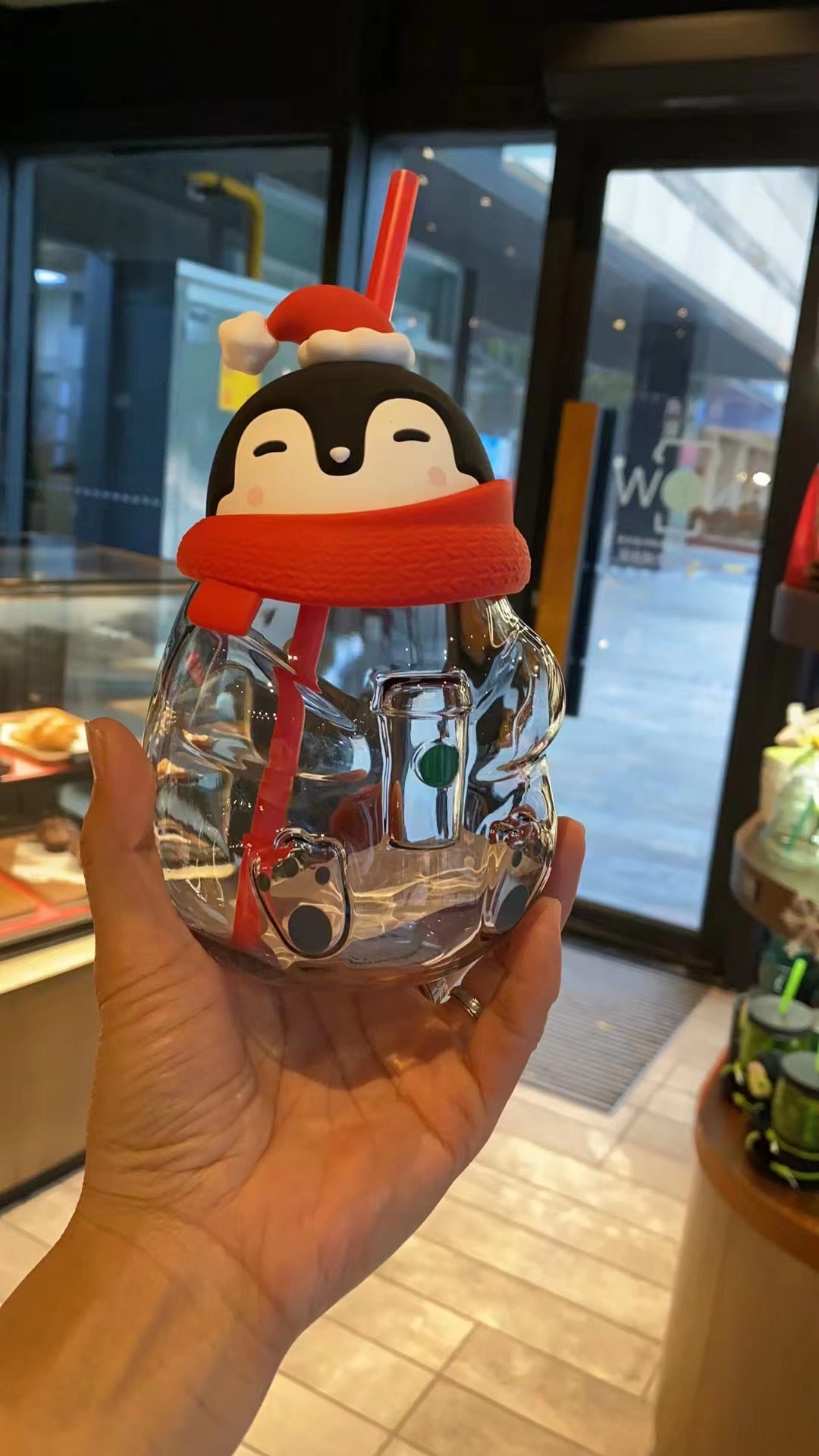 China Christmas 2022 Penguin Shaped Glass 22oz Straw Cup