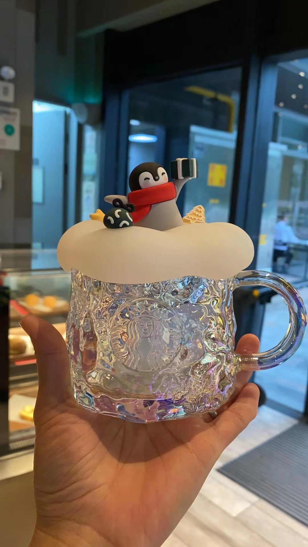 China Christmas 2022 Snowflake Glass With A Penguin Lid 13.5oz Cup